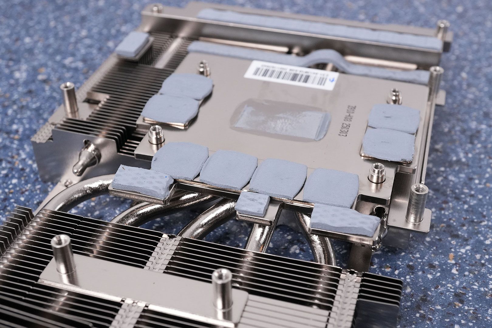 Détail des heatpipes du système de refroidissement RTX 5070 Ti