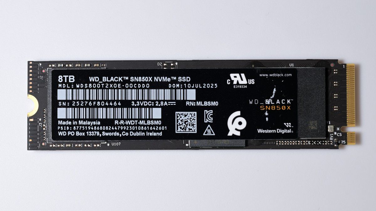 SSD NVMe M.2 2280 vu de face sur fond blanc