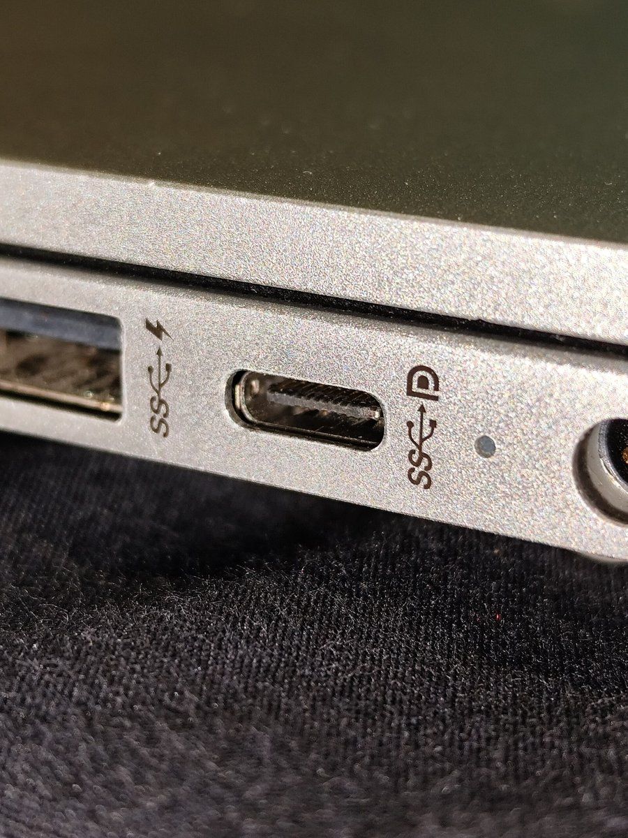 Port USB-C d’un ordinateur portable avec le logo DisplayPort
