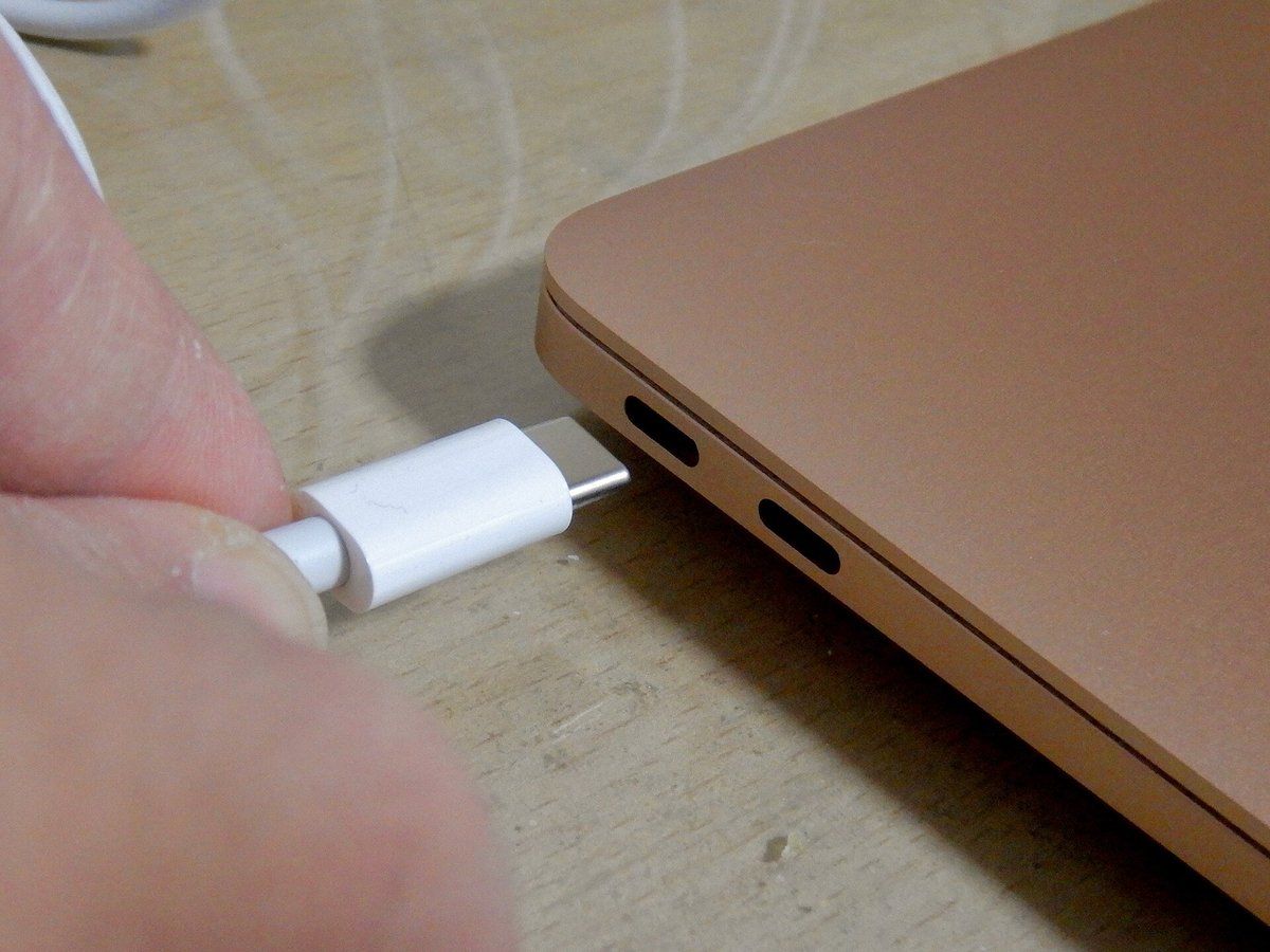 Câble USB-C branché sur un MacBook Air