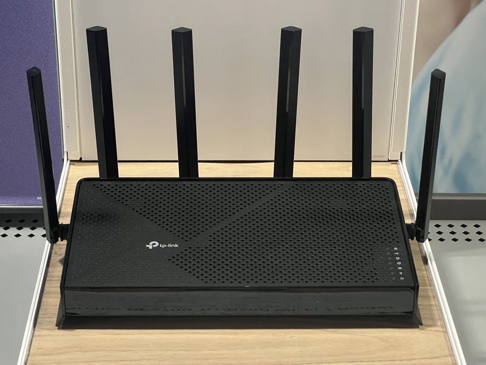 Routeur WiFi 7 tri-bande avec ses huit antennes, posé sur une étagère