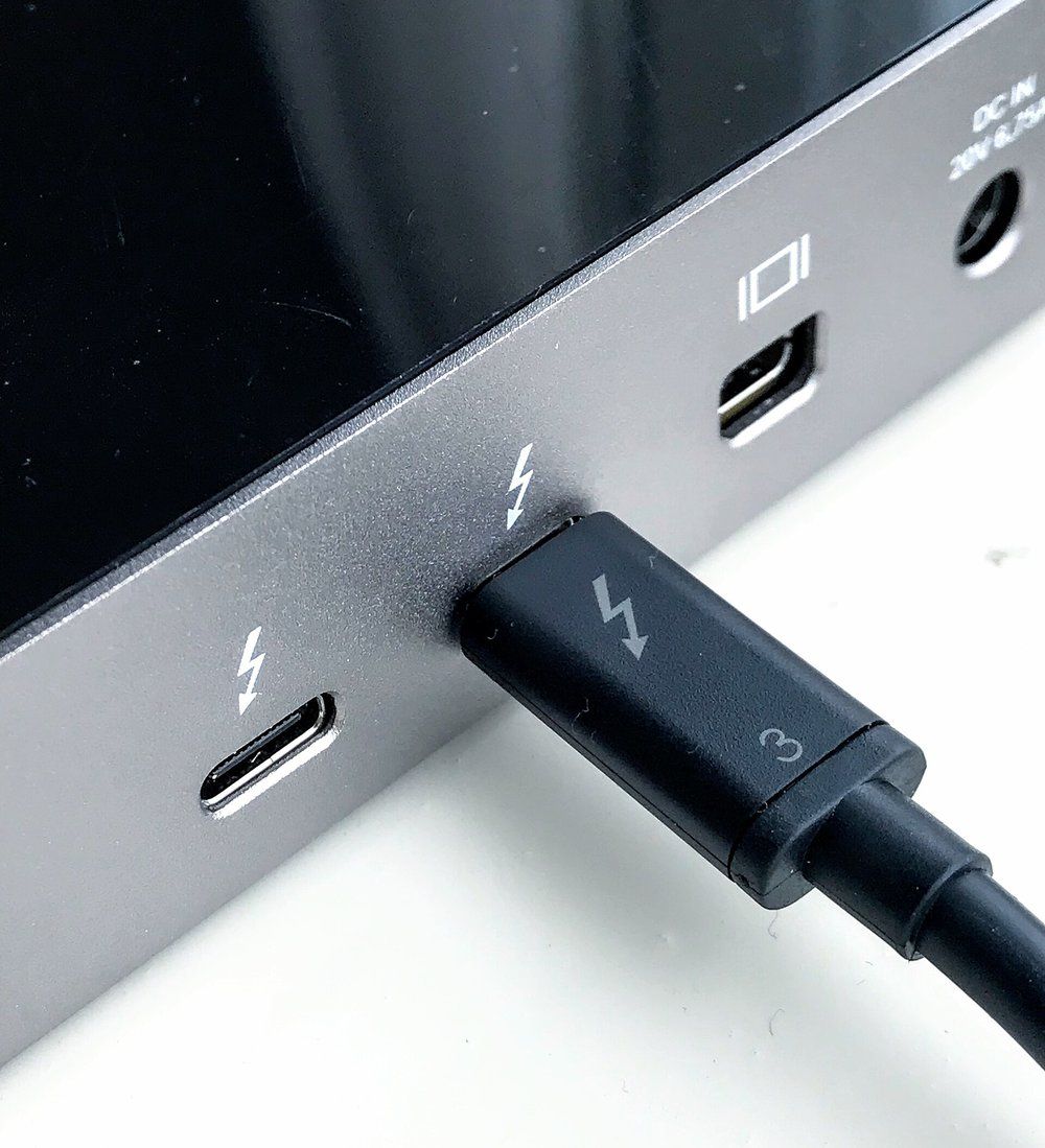 Câble Thunderbolt branché sur une station d’accueil Thunderbolt