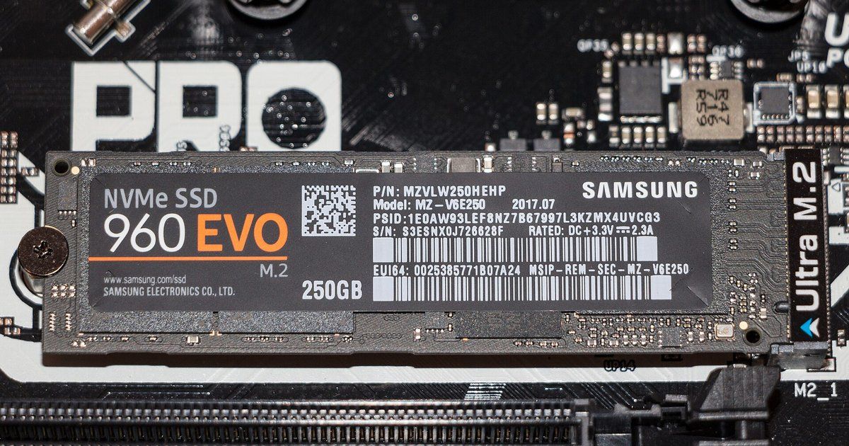 SSD M.2 NVMe installé dans le slot M.2 d’une carte mère