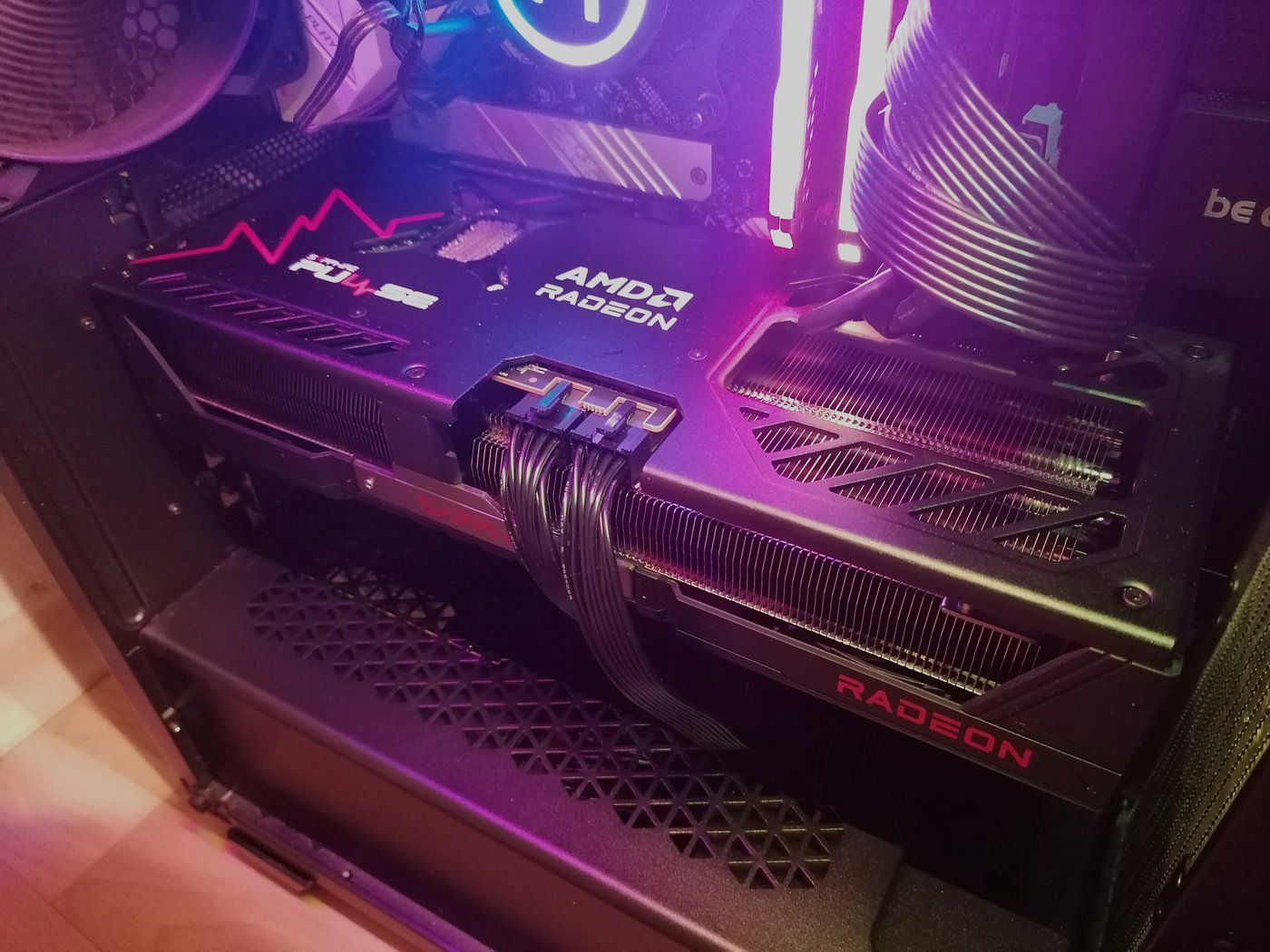 Sapphire Pulse Radeon RX 9070 XT installée dans un PC