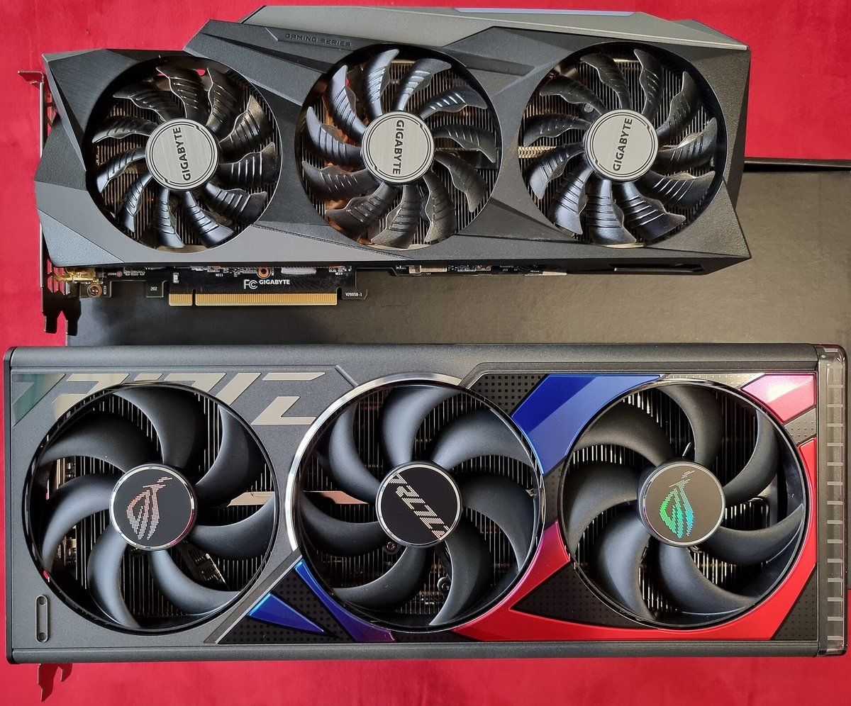Comparaison de taille entre une RTX 3090 et une RTX 4090
