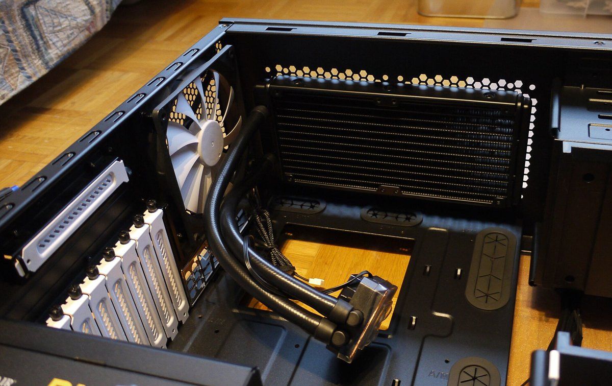 Inside a Fractal Design Define R4 case with insulating foam under the top panel