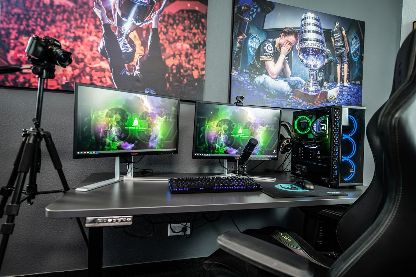 Bureau gamer avec deux écrans, clavier et tour à côté du poste