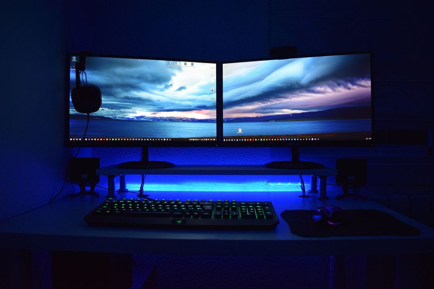 Setup gaming avec deux écrans, clavier rétroéclairé et lumière bleue