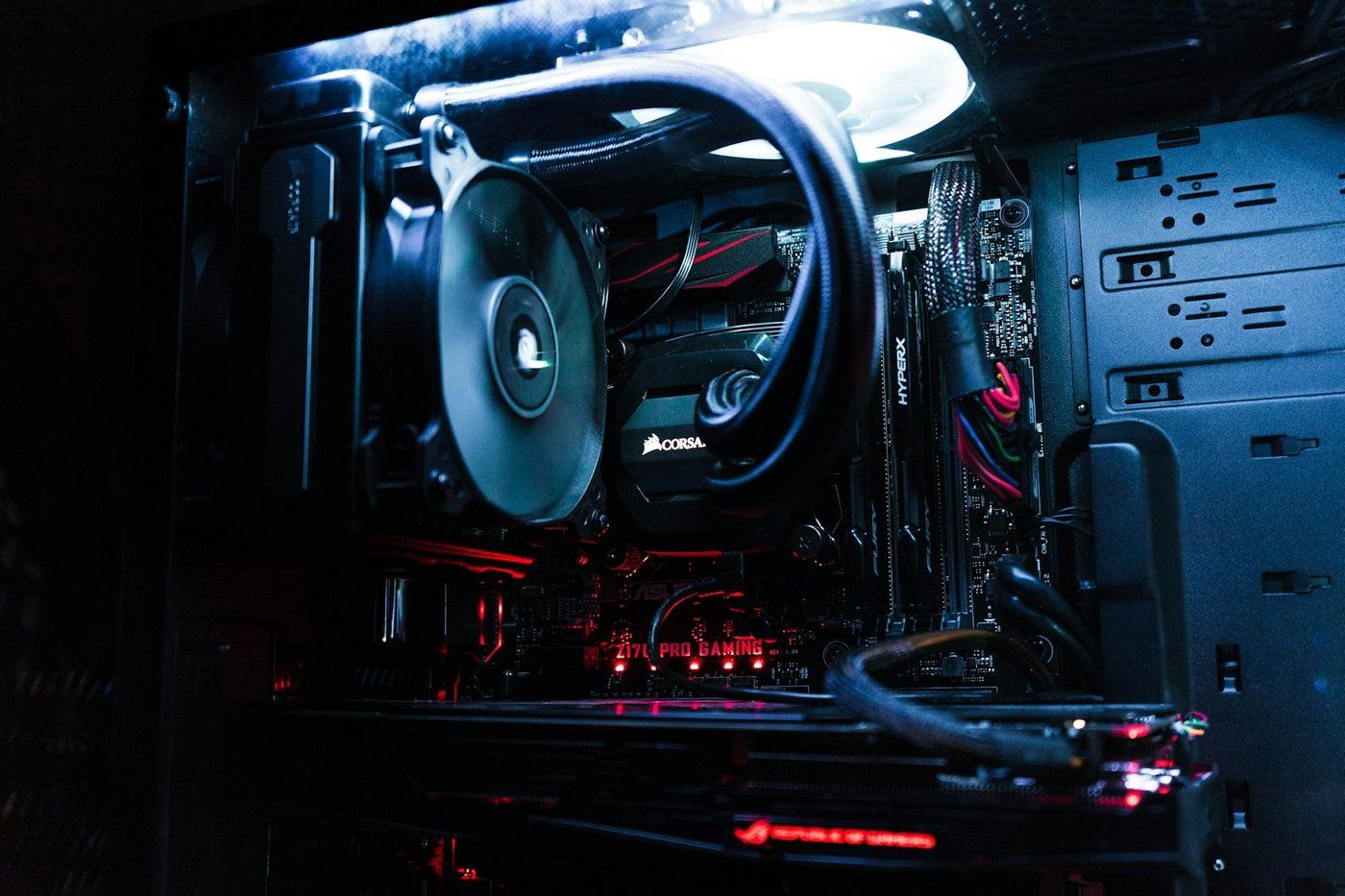 Intérieur de PC gamer avec carte graphique ROG et watercooling