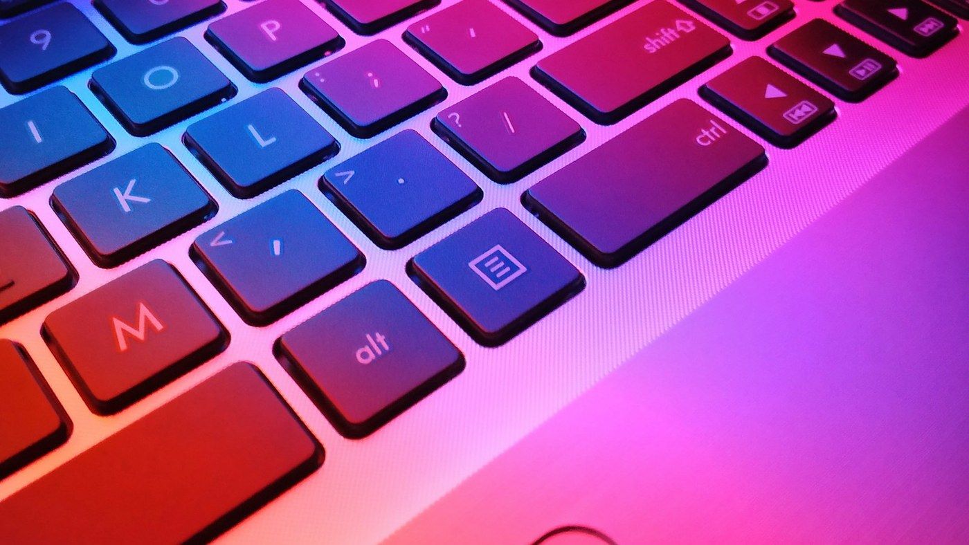 Clavier gaming RGB en contexte desk